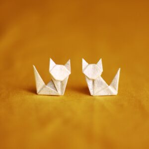 Kittens Stud Earrings / Orecchini Gattino da lobo (White / Bianco)