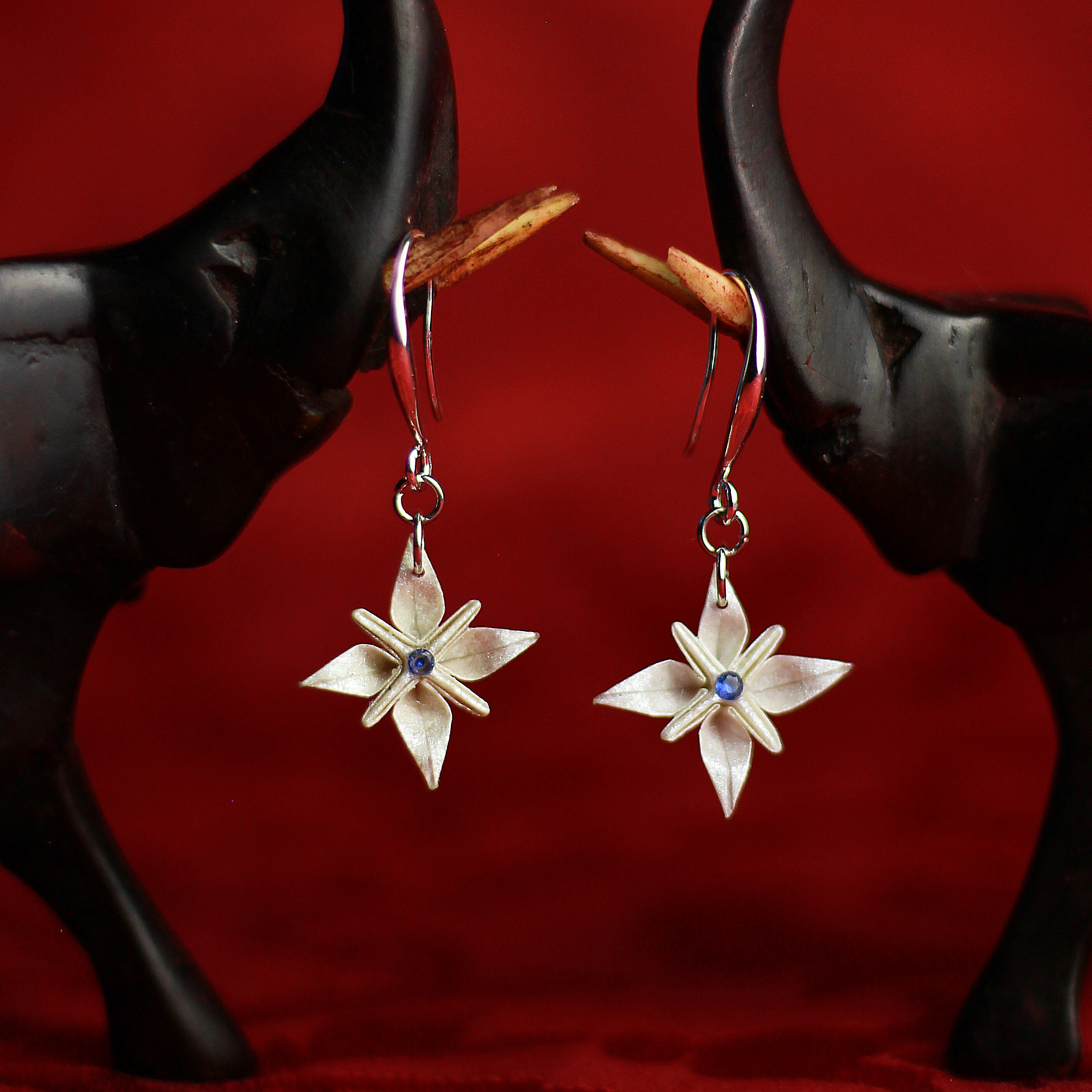Lanka Collection: Wild Flower Origami Earrings with Blue Sapphire / Collezione Lanka: Orecchini Fiore Selvaggio Origami con Zaffiro Blu
