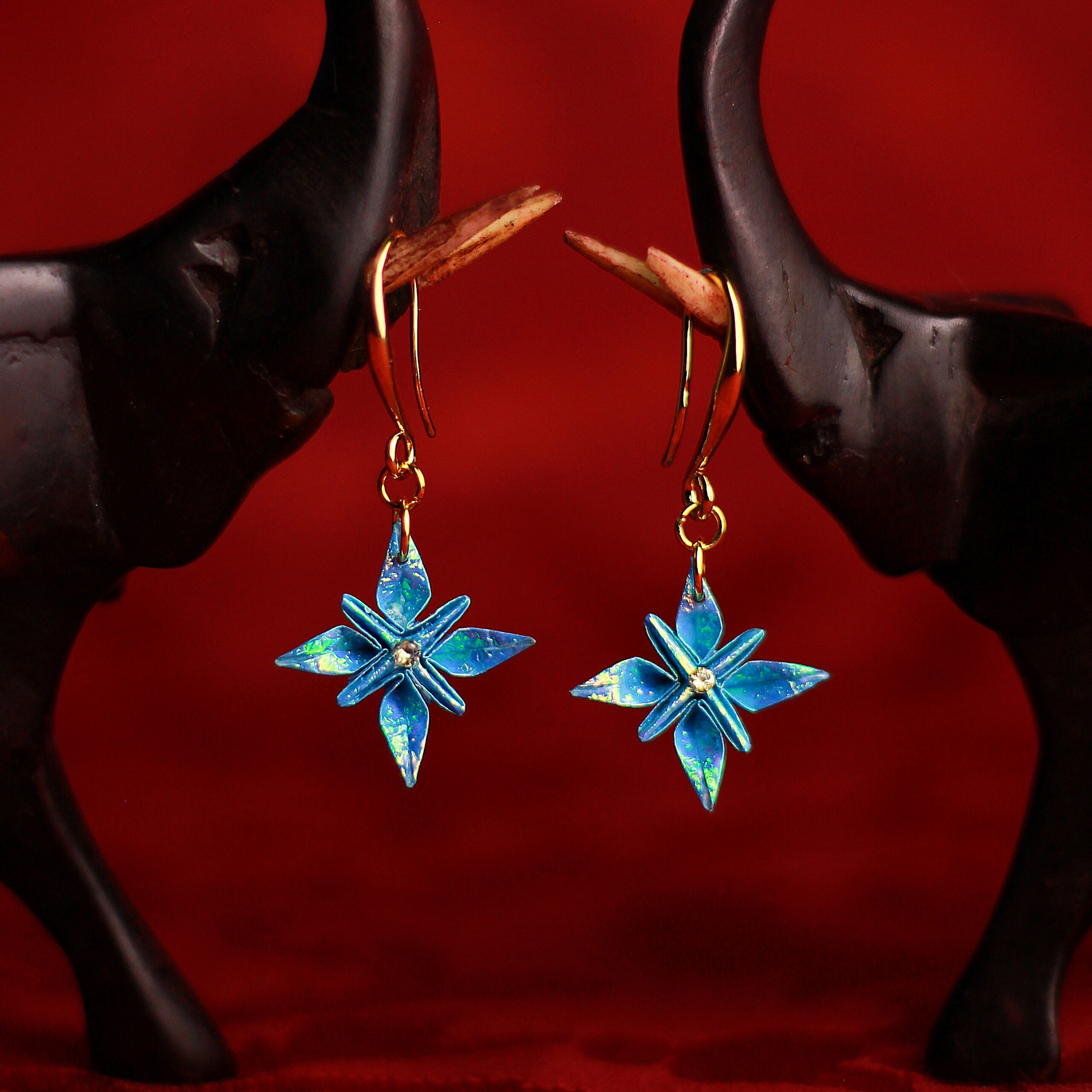 Lanka Collection: Wild Flower Origami Earrings with White Sapphire / Collezione Lanka: Orecchini Fiore Selvaggio Origami con Zaffiro Bianco