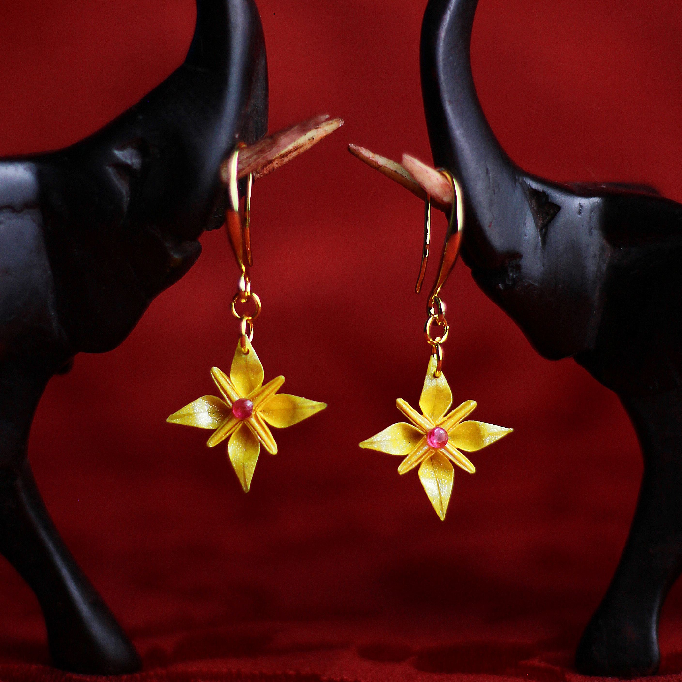 Lanka Collection: Wild Flower Origami Earrings with Red Sapphire / Collezione Lanka: Orecchini Fiore Selvaggio Origami con Zaffiro Rosso